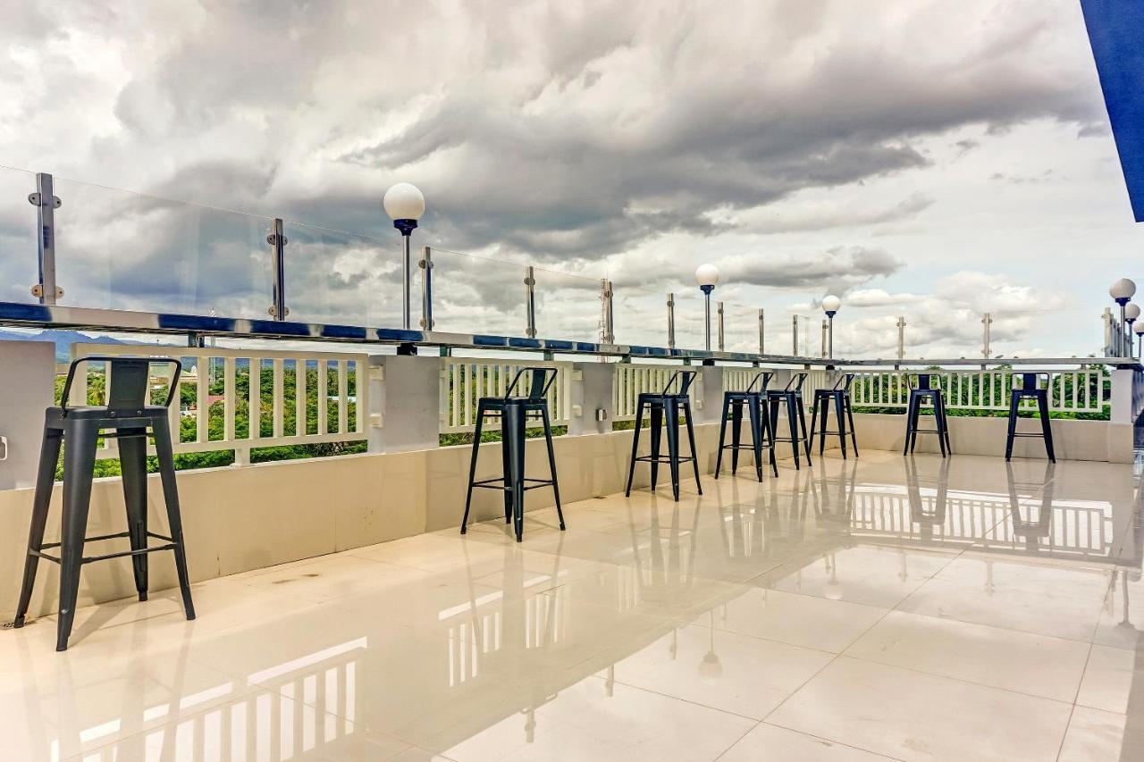 Kirei Hotel Bantaeng Esterno foto
