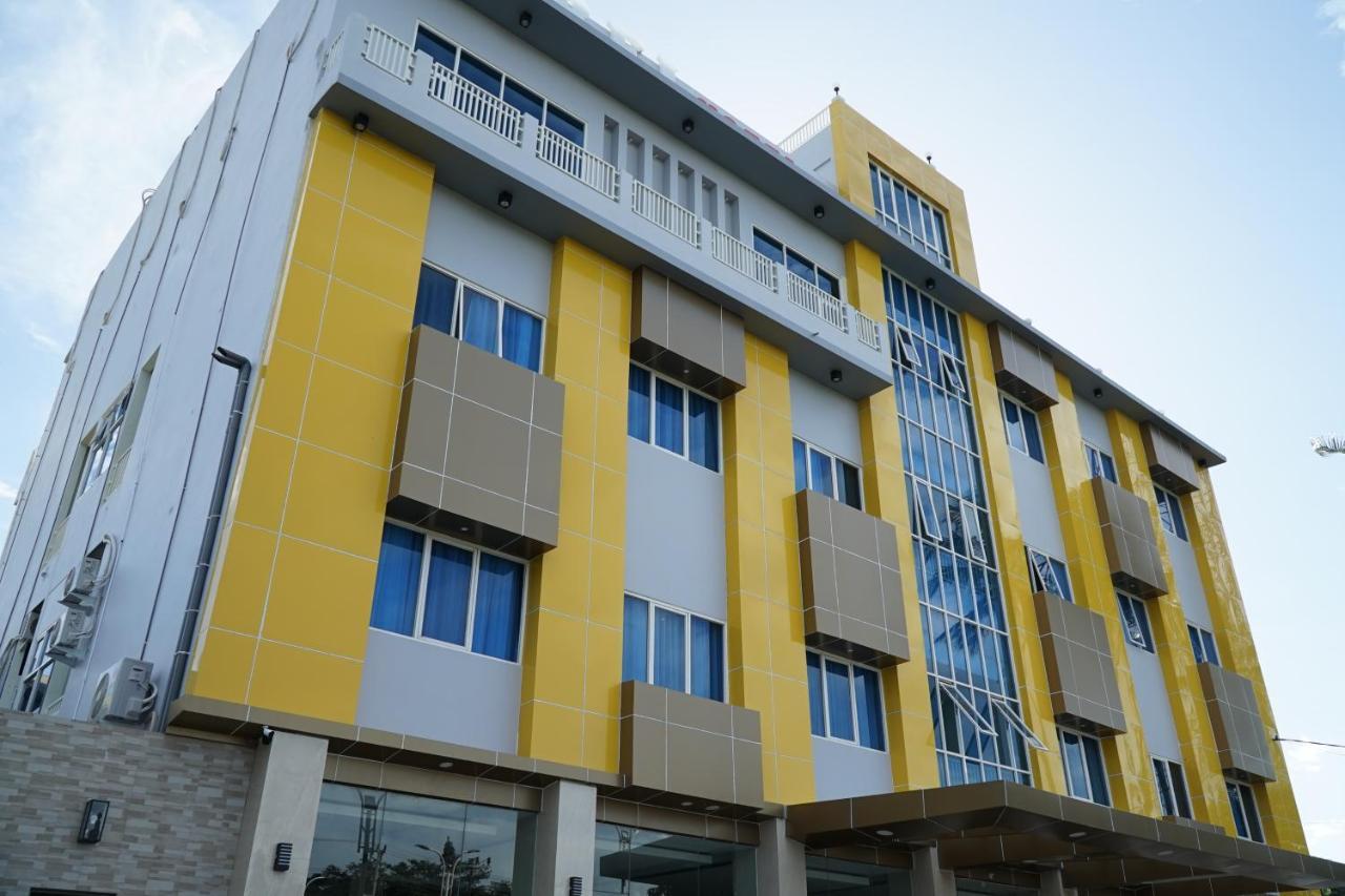 Kirei Hotel Bantaeng Esterno foto