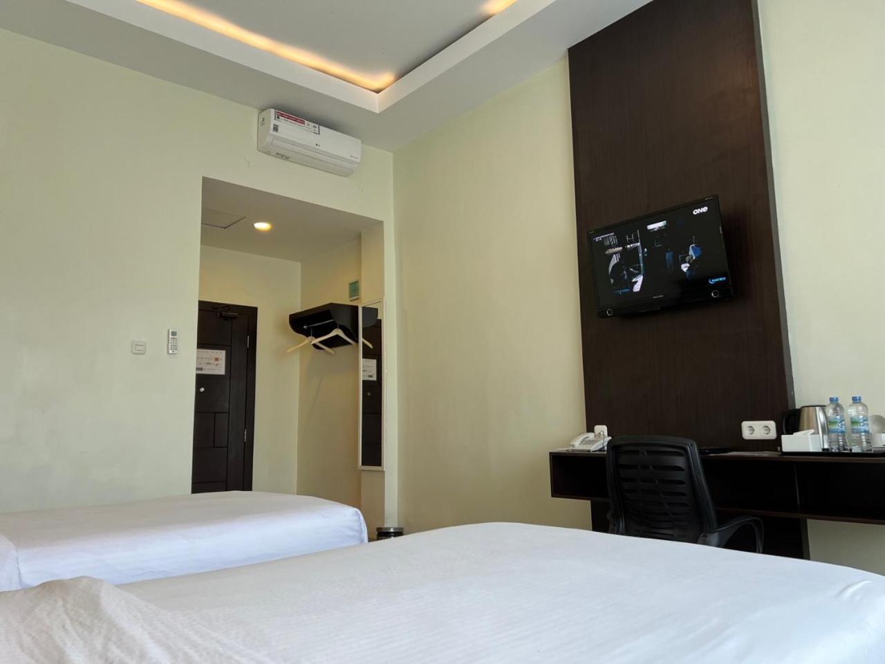 Kirei Hotel Bantaeng Esterno foto