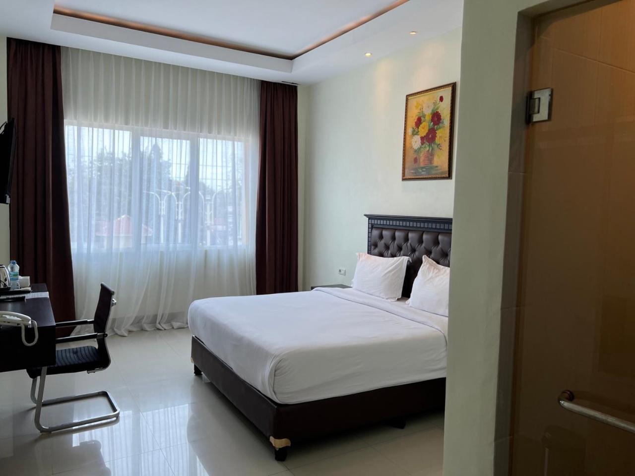 Kirei Hotel Bantaeng Esterno foto