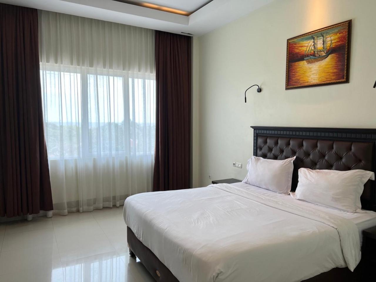 Kirei Hotel Bantaeng Esterno foto