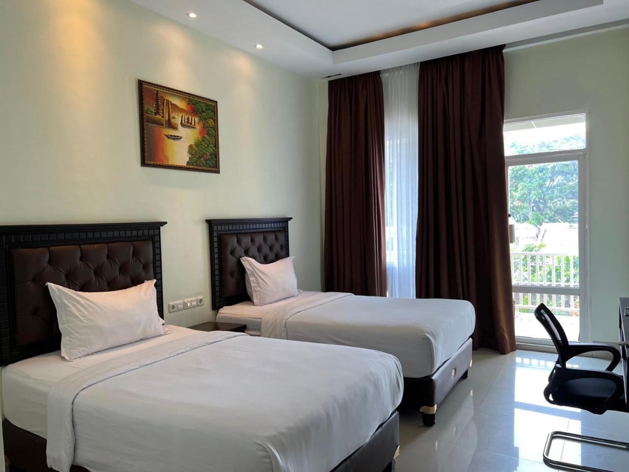 Kirei Hotel Bantaeng Esterno foto