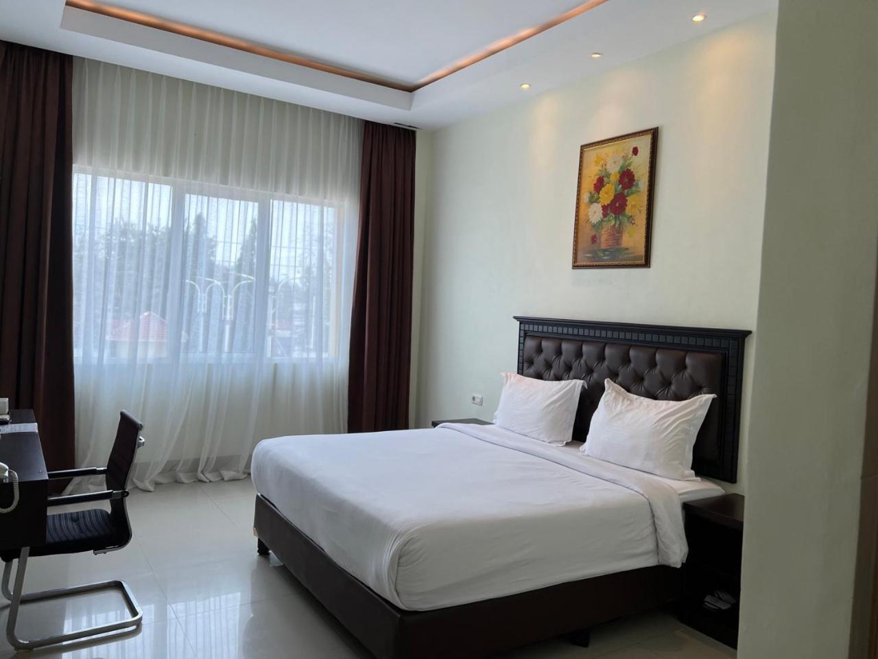 Kirei Hotel Bantaeng Esterno foto