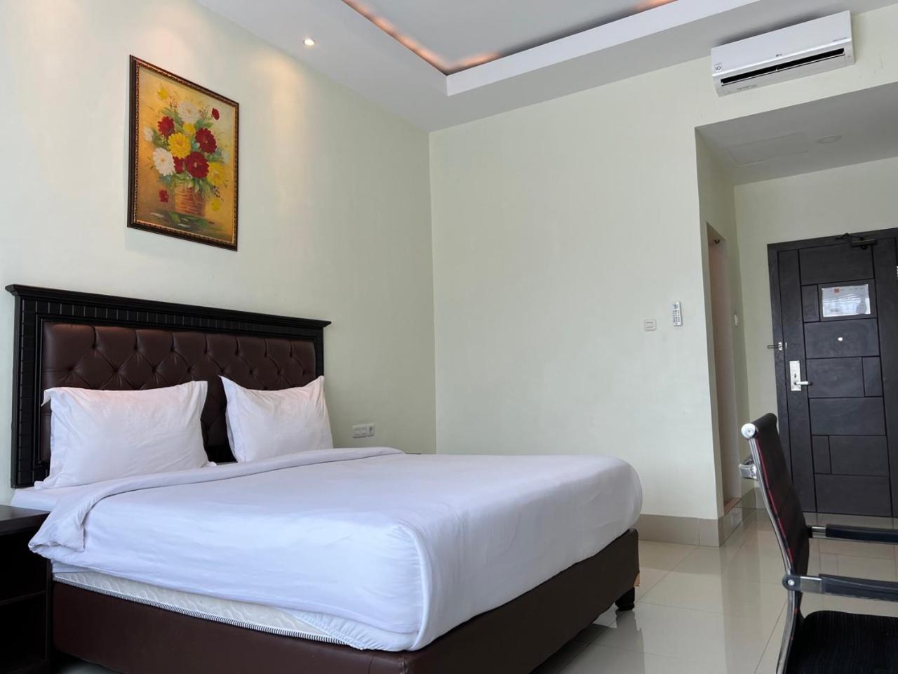 Kirei Hotel Bantaeng Esterno foto