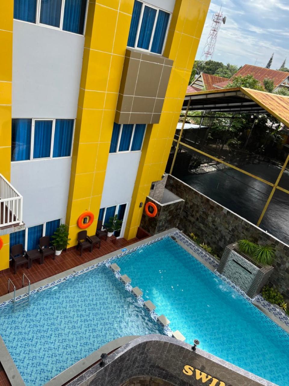 Kirei Hotel Bantaeng Esterno foto