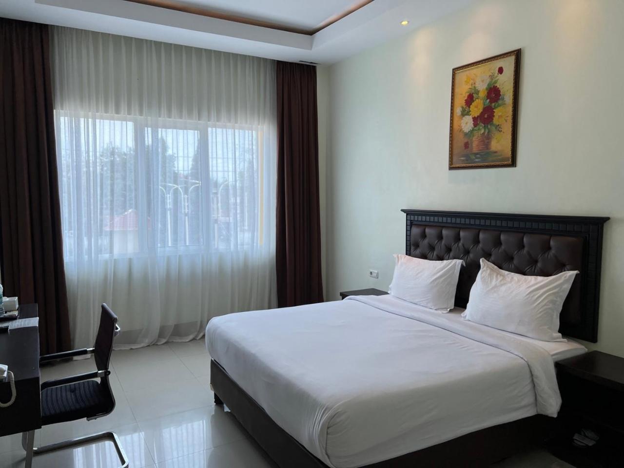 Kirei Hotel Bantaeng Esterno foto