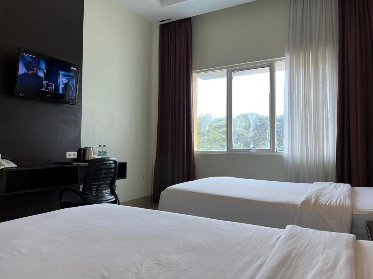 Kirei Hotel Bantaeng Esterno foto