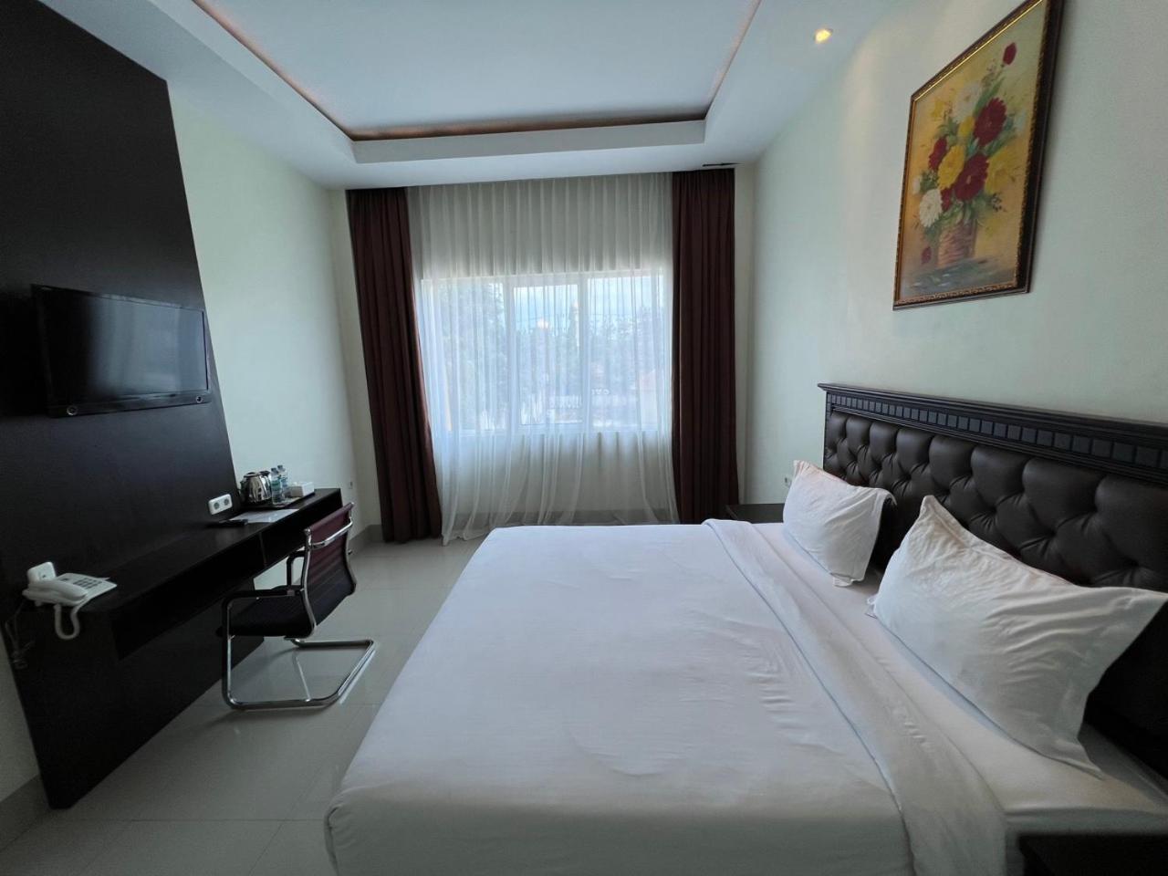 Kirei Hotel Bantaeng Esterno foto
