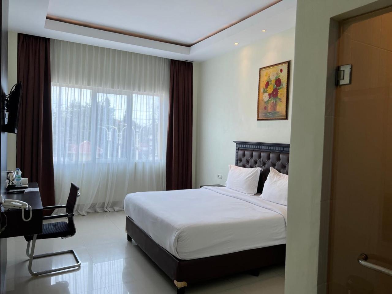 Kirei Hotel Bantaeng Esterno foto