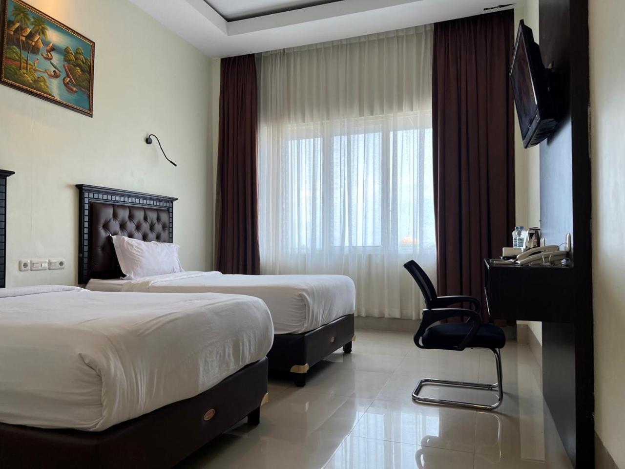 Kirei Hotel Bantaeng Esterno foto