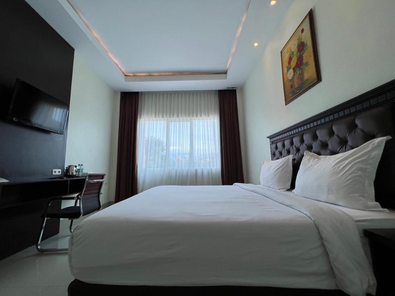 Kirei Hotel Bantaeng Esterno foto