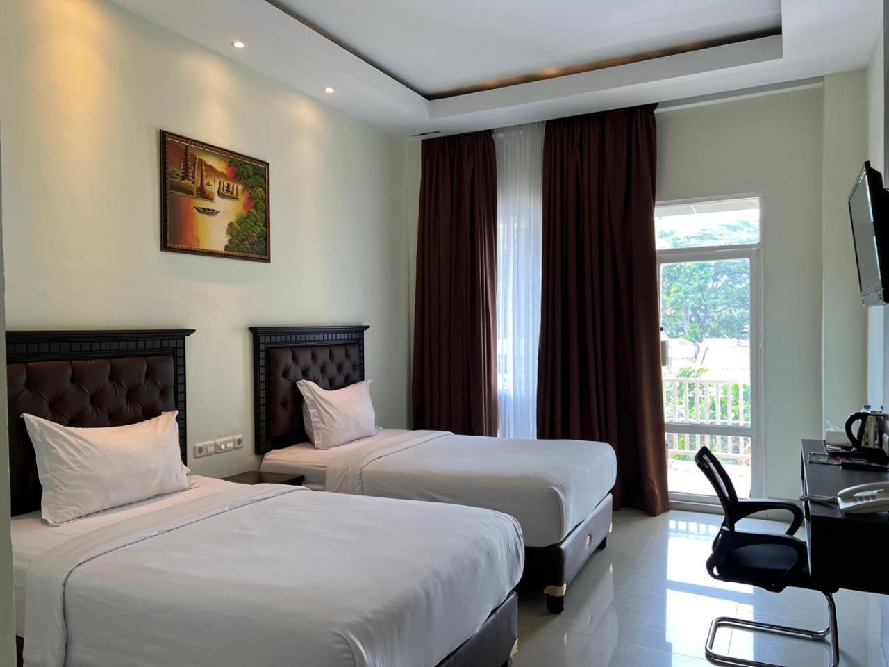 Kirei Hotel Bantaeng Esterno foto