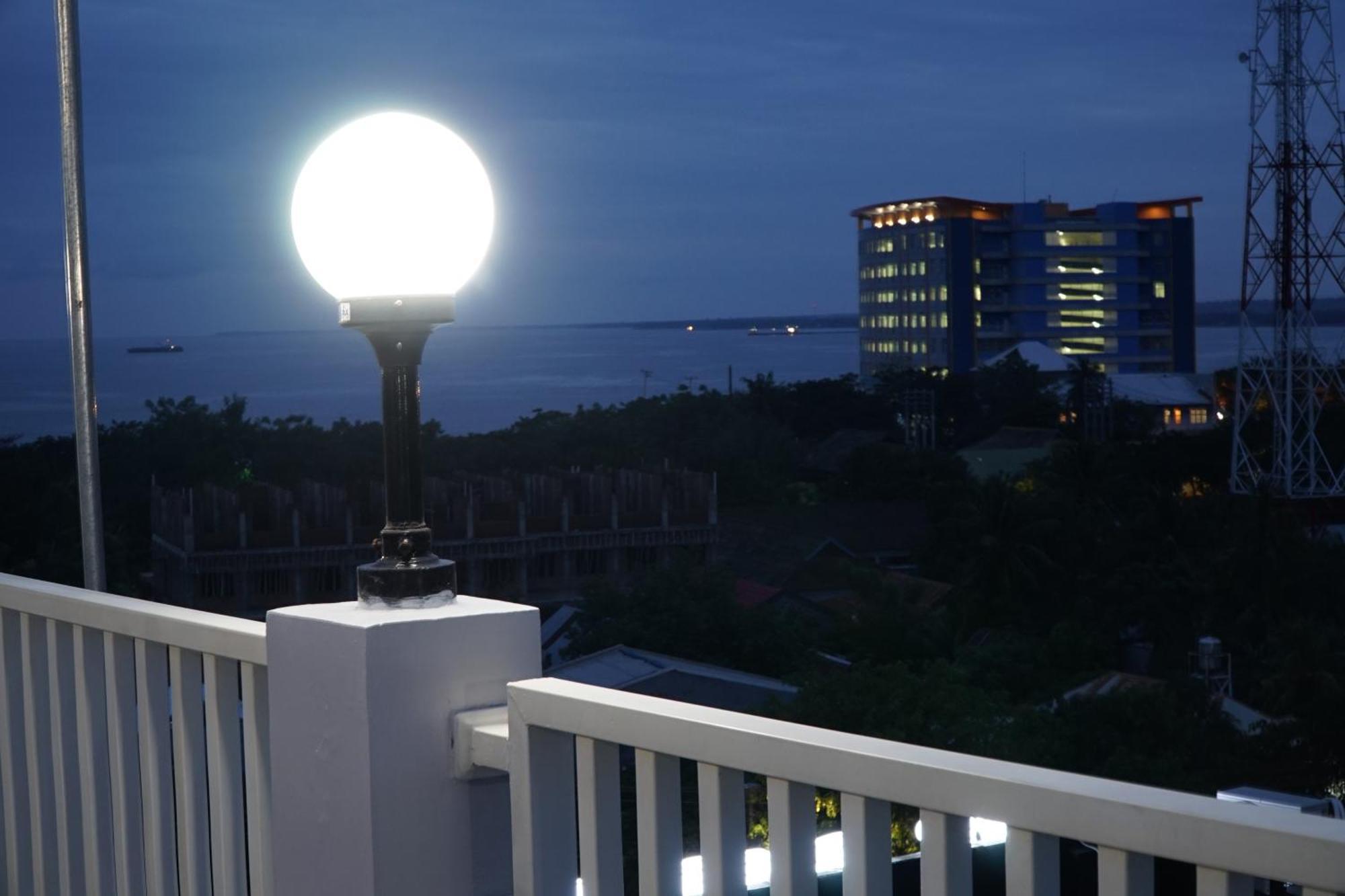 Kirei Hotel Bantaeng Esterno foto
