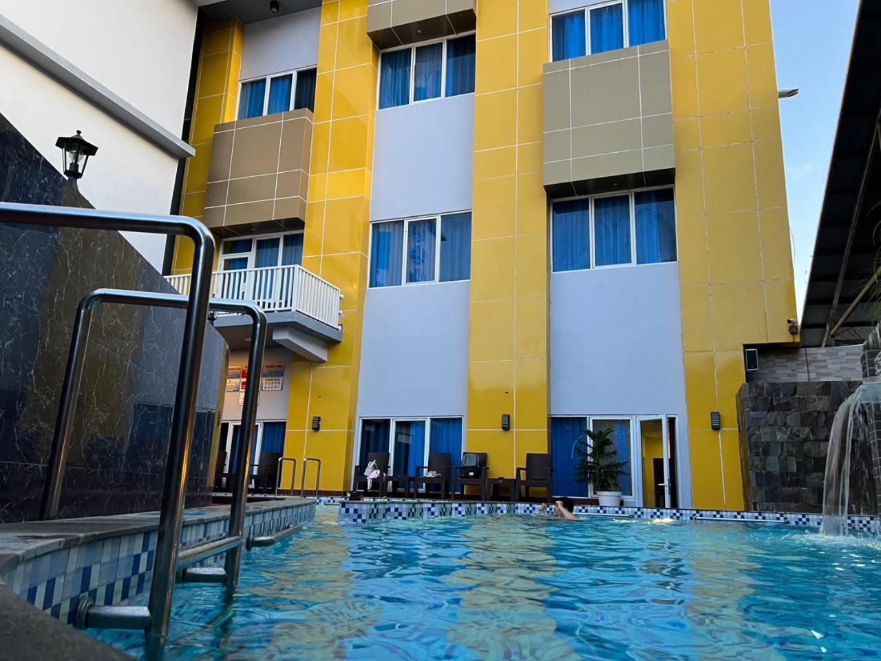 Kirei Hotel Bantaeng Esterno foto