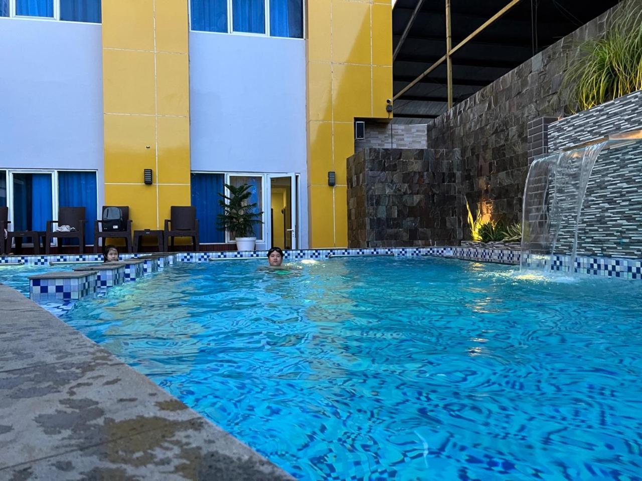 Kirei Hotel Bantaeng Esterno foto