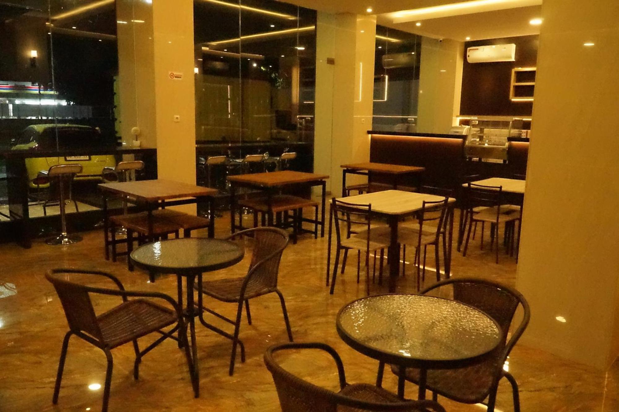 Kirei Hotel Bantaeng Esterno foto
