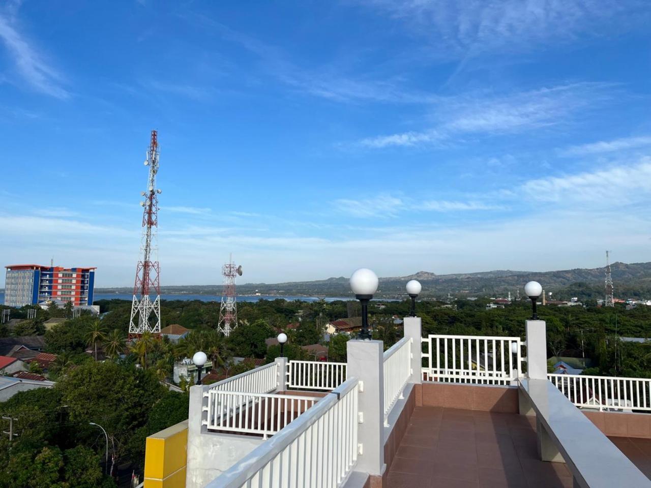 Kirei Hotel Bantaeng Esterno foto