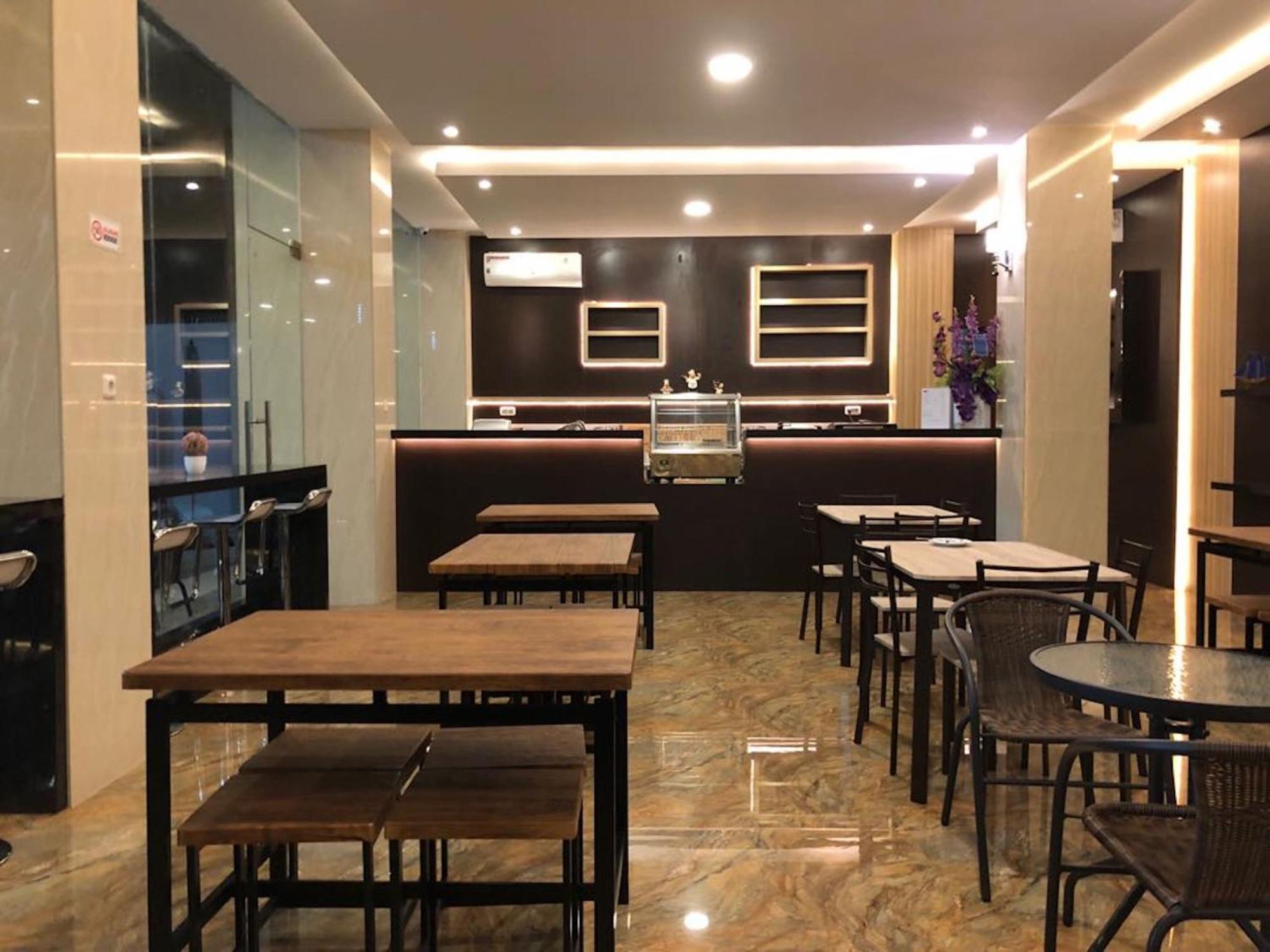 Kirei Hotel Bantaeng Esterno foto