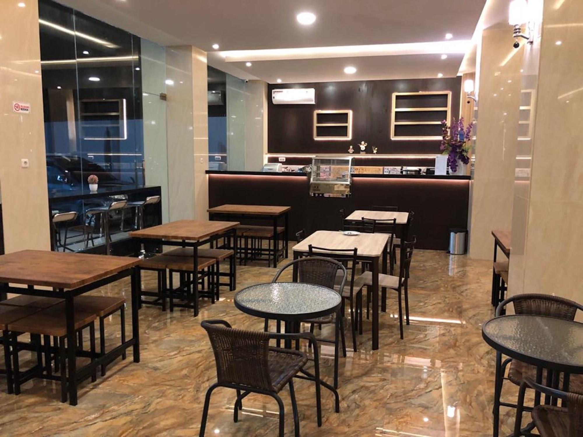 Kirei Hotel Bantaeng Esterno foto